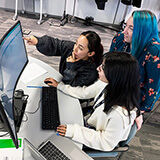 Des analystes du Centre national de coordination en cybercriminalité traitent des données.