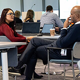 Julia Baranovskaya (NDAX Canada Inc.) et Peter Anaman (Microsoft) discutent de stratégies de perturbation.