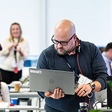 Un représentant d’un organisme d’application de la loi travaille sur des activités de perturbation.